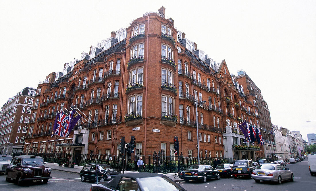 London: das Hotel "Claridge's" in Mayfair mit Autos und Passanten