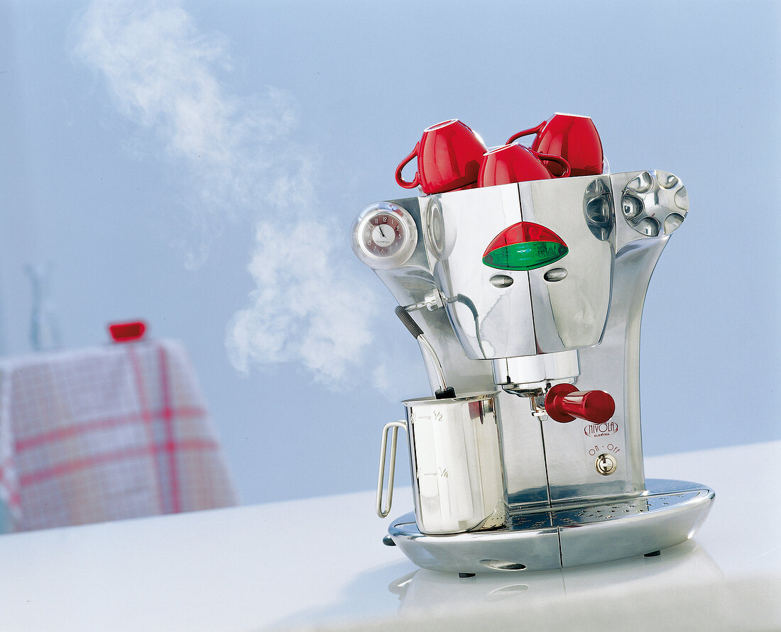 Espresso-Maschine Elektra "Nivola" mit roten Tassen auf dem Gehäuse