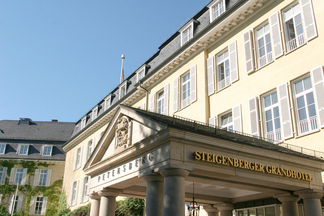 Steigenberger Grandhotel Petersberg Hotel mit Restaurant Gaststätte in Königswinter Koenigswinter