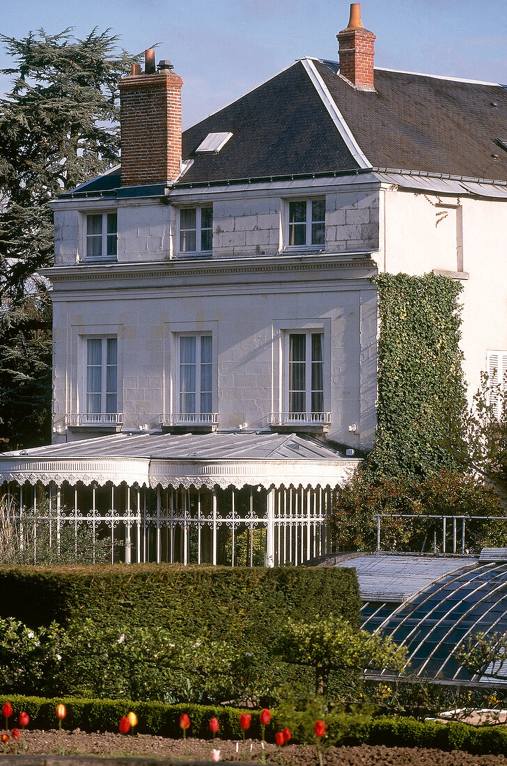 Französisches Landhaus mit Wintergarten im Sonnenschein