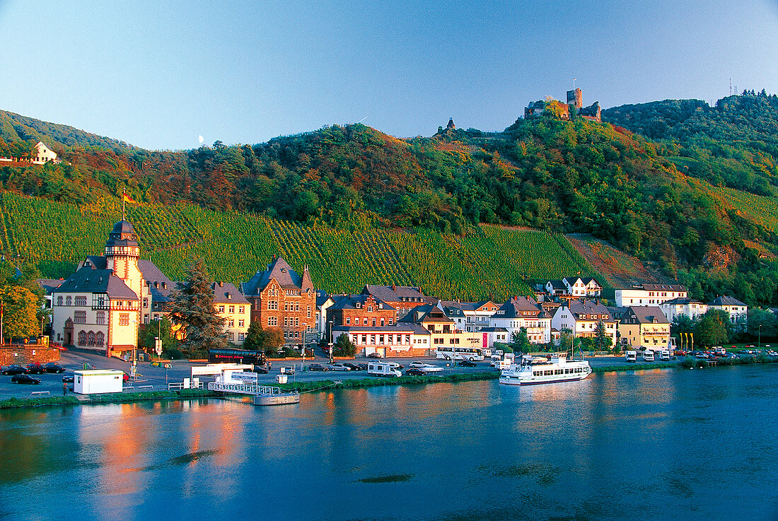 Bernkastel-Kues mit Burg Landshut und Weinberg Lage Doctorberg