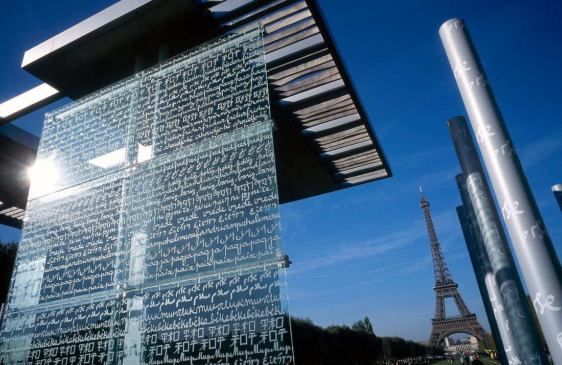 Friedensdenkmal, Champs de Mar,  der Eiffelturm im Hintergrund