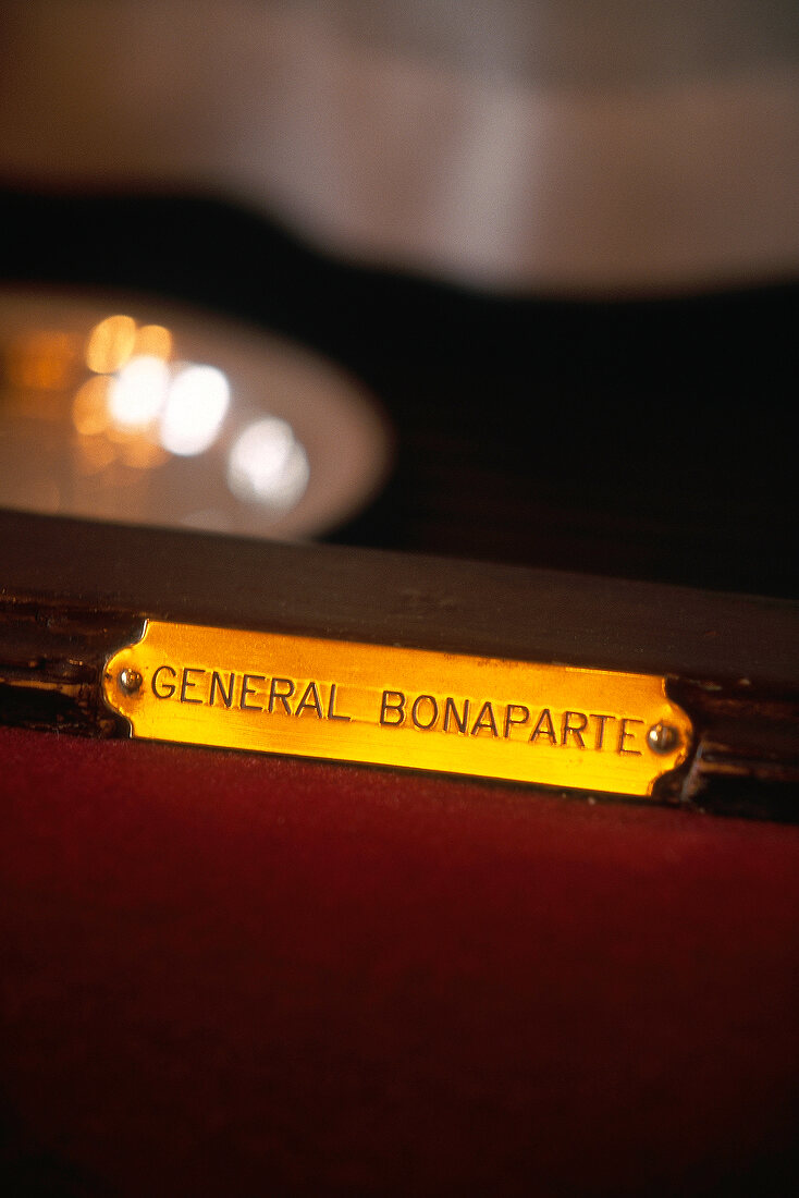 Der Schriftzug "General Bonaparte", Schild im Le Grand Vefour, Paris