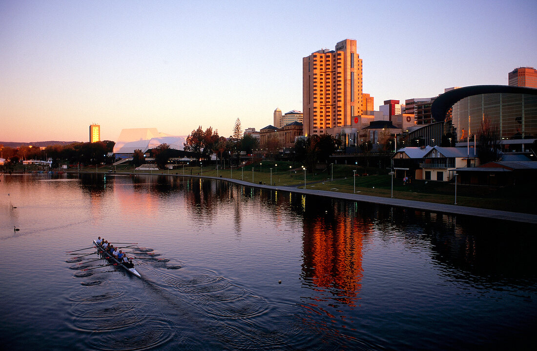 Blick über den Torrens River auf Hochhäuser von Adelaide