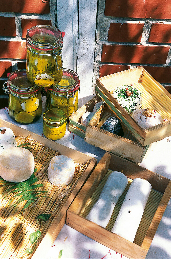 Frischkäse, Ziegenfrischkäse in Weckgläsern und Holzkästen