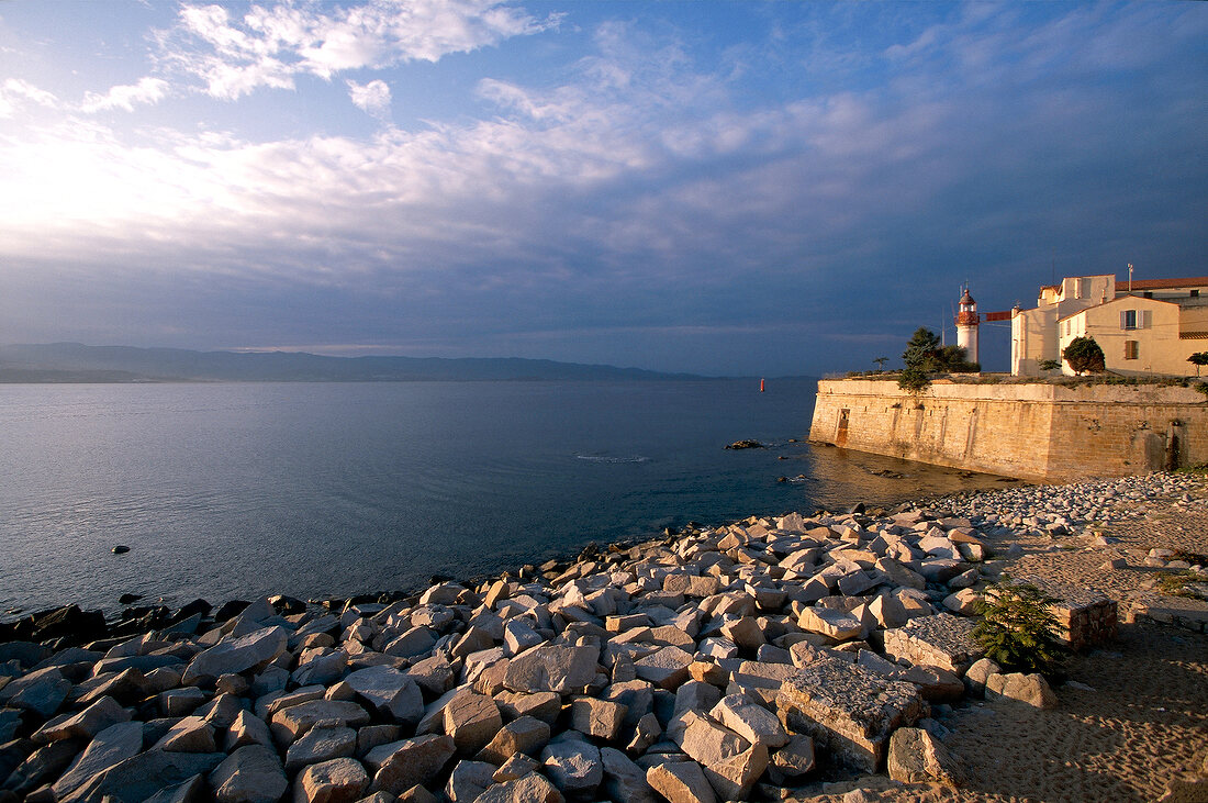 Hafen von Ajaccio mit Leuchtturm und steiniger Küste, Korsika