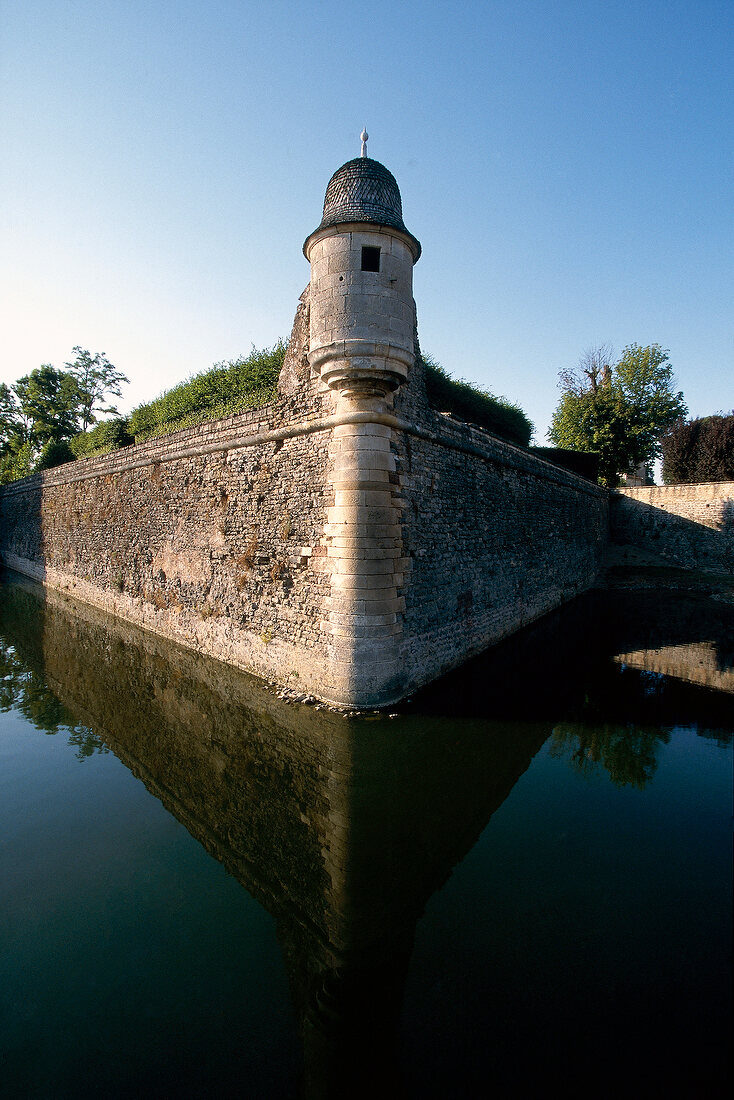 Die Burg von Epoisses, ein Turm spiegelt sich im Wasser, Burgund