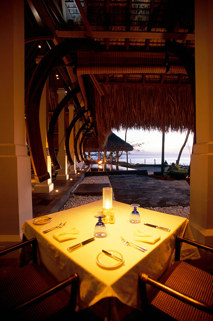 Gedeckter Tisch mit Blick aufs Meer im Hotel "The Oberoi", Mauritius