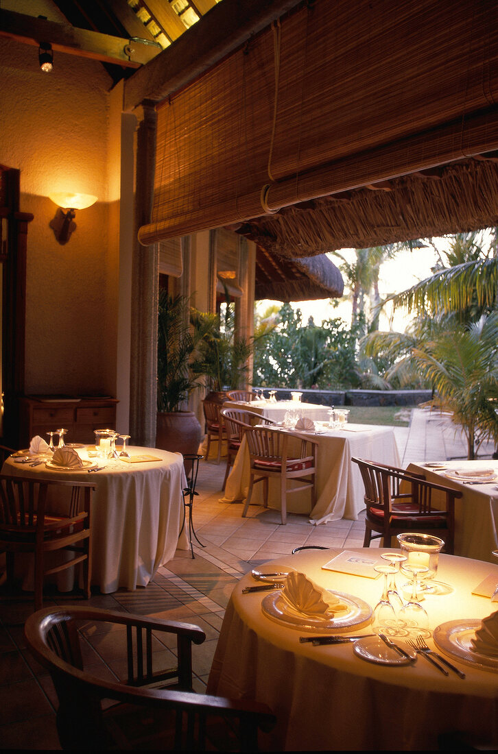 Gedeckte Tische und Terrassenblick, Hotel Dinarobin, Mauritius