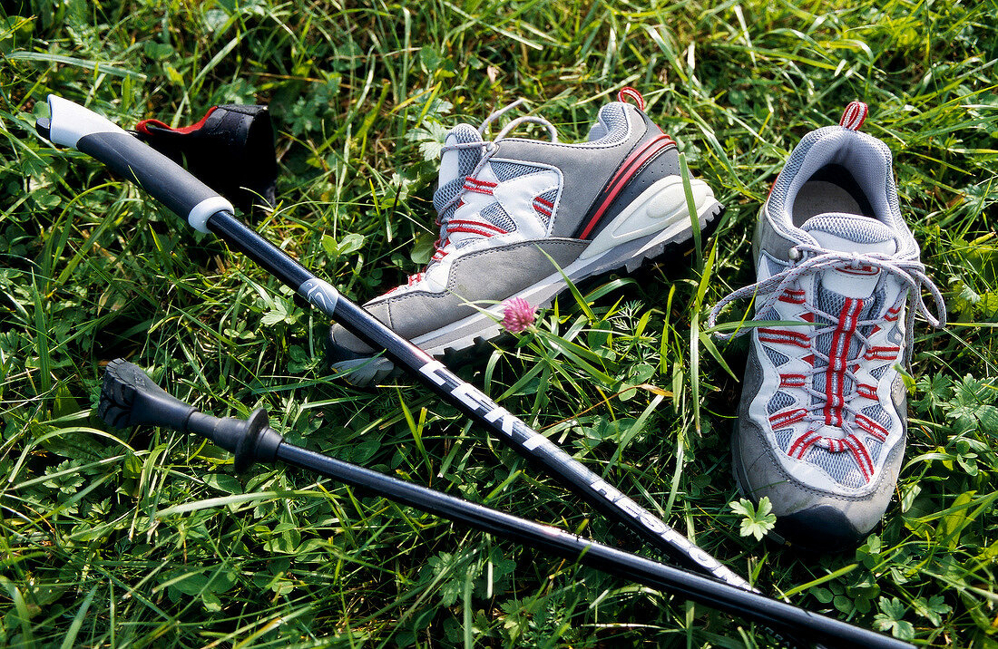 Nordic Fitness - Sportschuhe und Walking-Stöcke mit Schlaufen im Gras