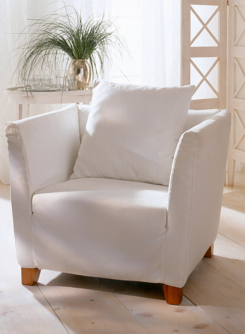 Weißer Sessel mit waschbarem Bezug 