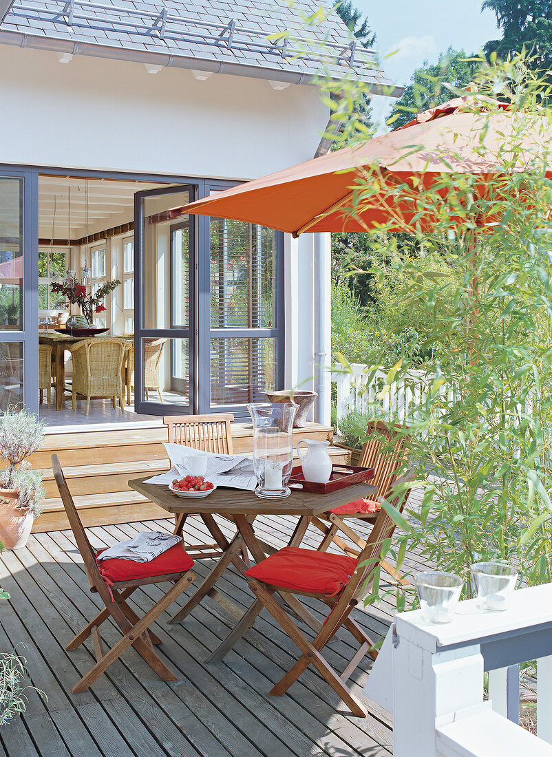 erhöhte Terrasse vor Wohnküche Gartenplatz