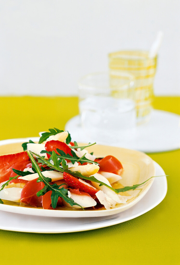 Spargelsalat mit aromatischen Erdbeeren, Rucola und Parmesankäse