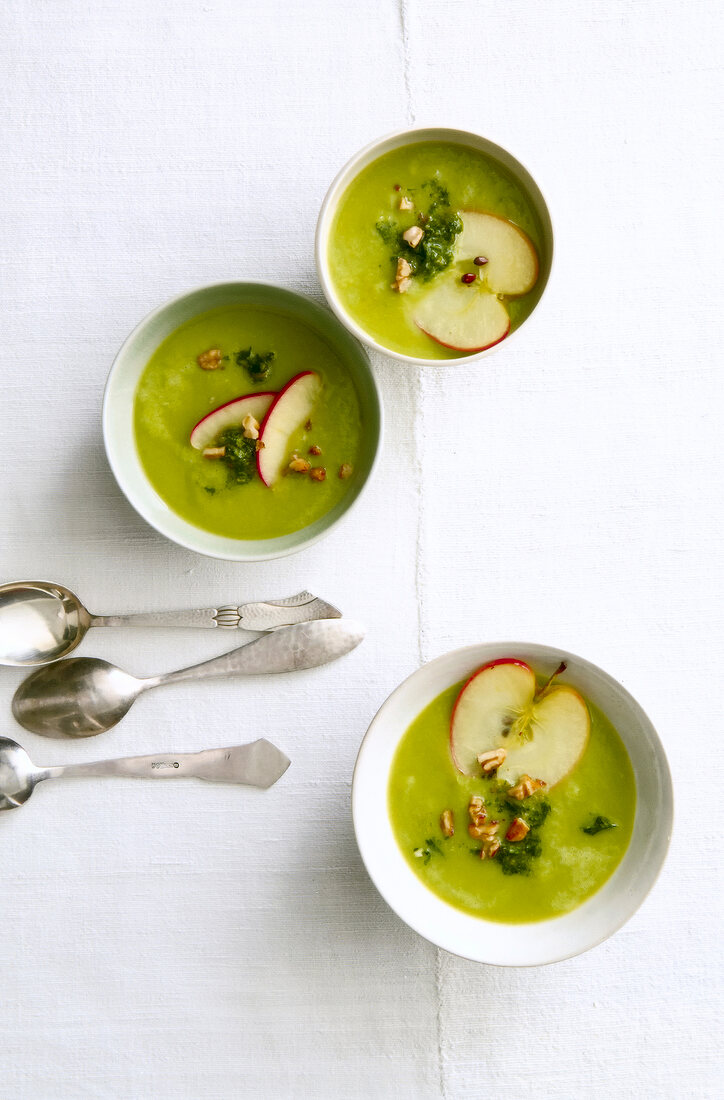 3 Schalen mit Liebstöckel-Gemüse- Suppe und 3 Löffel