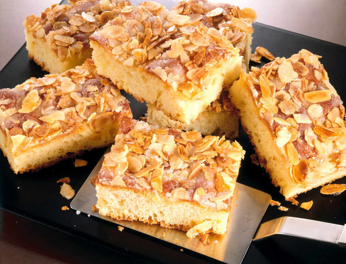 Butter cake with almonds