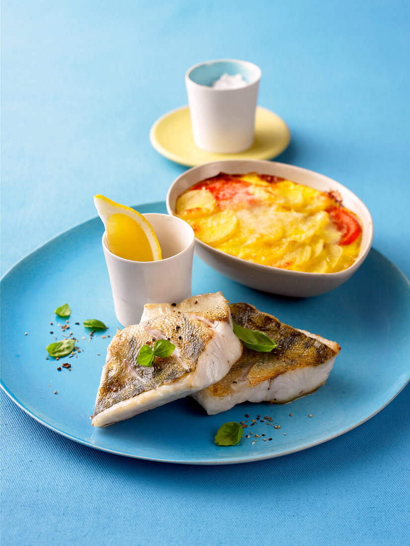 Gebratener Zander mit Kartoffel- Tomaten-Gratin