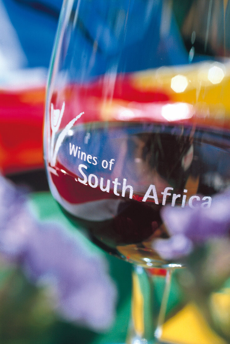 Rotweinglas mit aufgedrucktem Logo "Wines of South Africa"