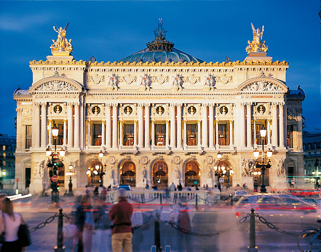 Das Opernhaus in Paris in der Abenddämmerung