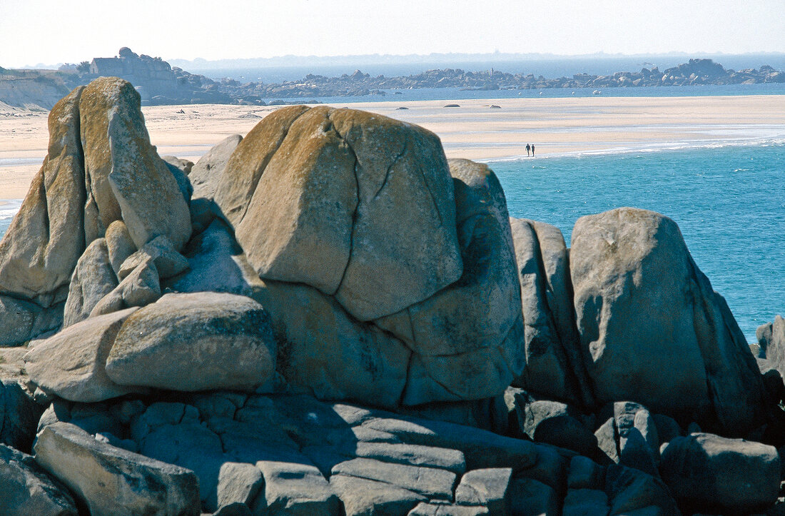 Blick von der Felsenküste auf einen Strand bei Cleder, Bretagne