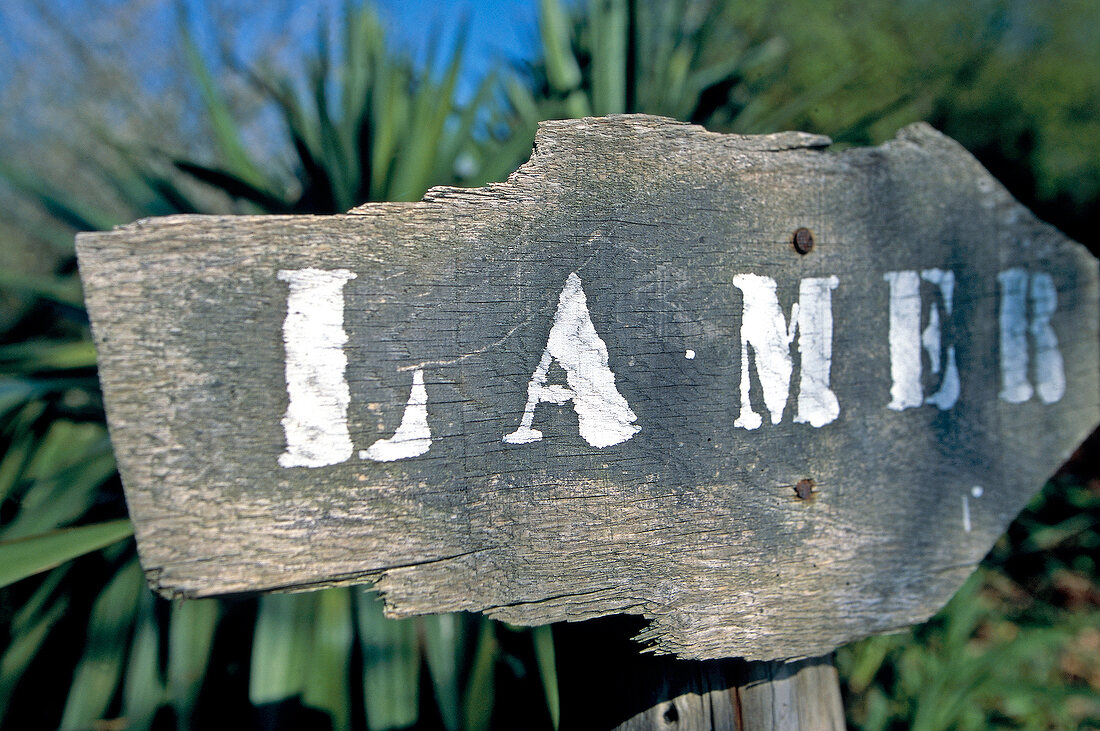 Holzschild mit der Aufschrift "La Mer" bei Cancale, Bretagne