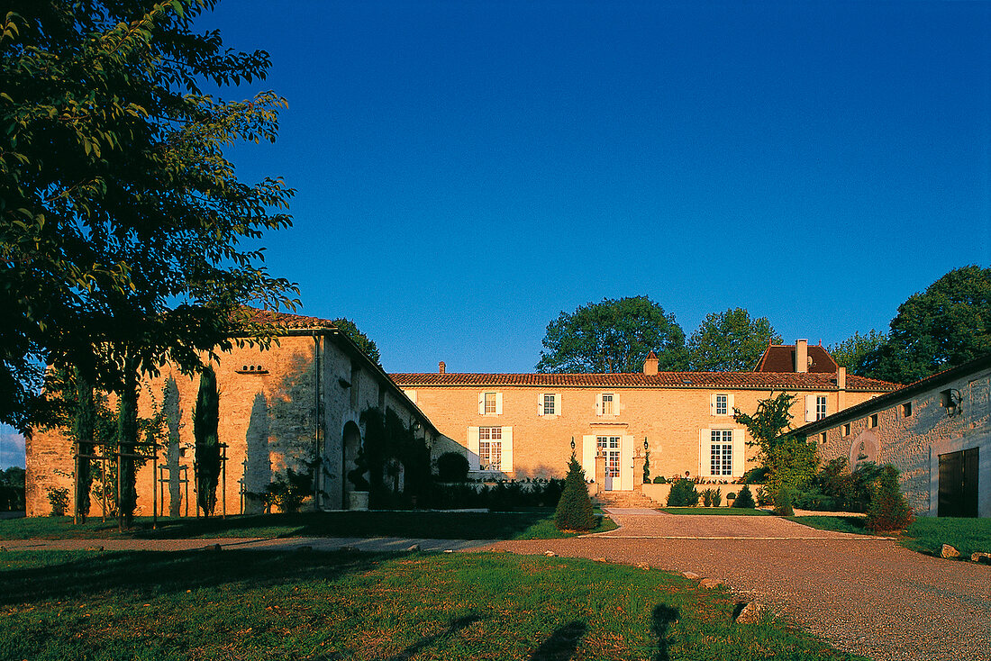 Das Château Masburel mit Park im Sonnenschein, Bergerac