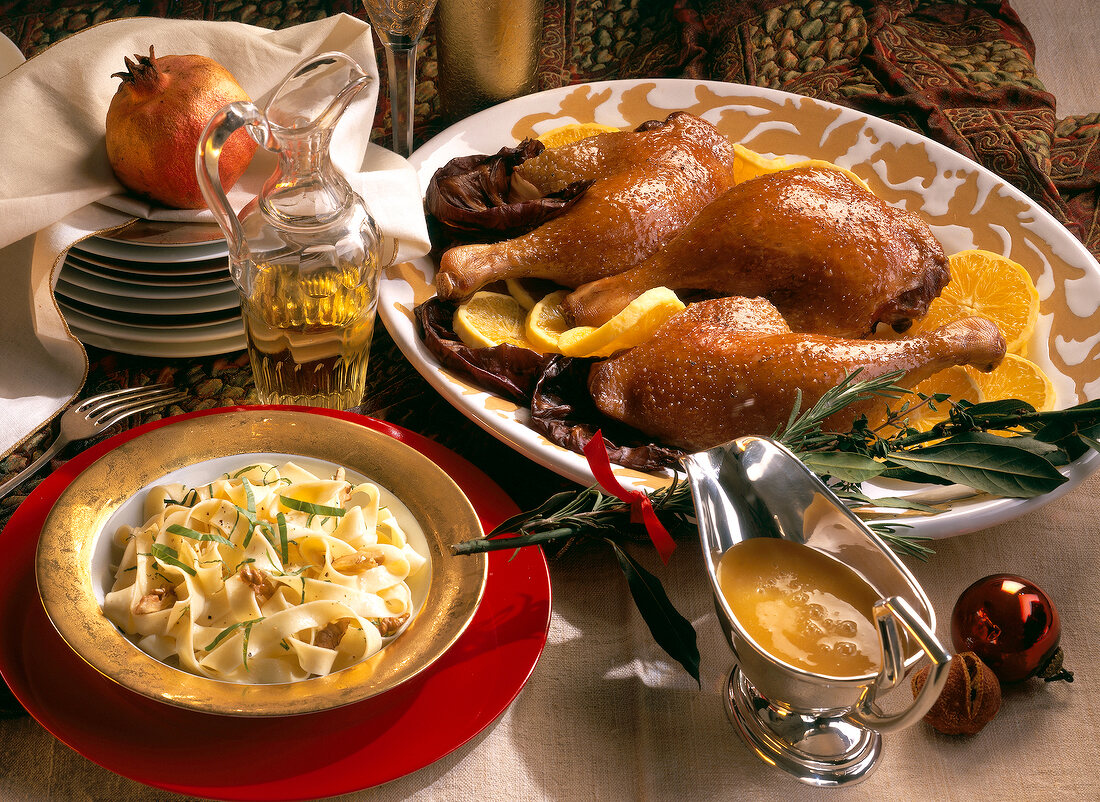 Nudeln in Basilikum-Walnuss-Butter, Ente mit Orangen und Rosmarin