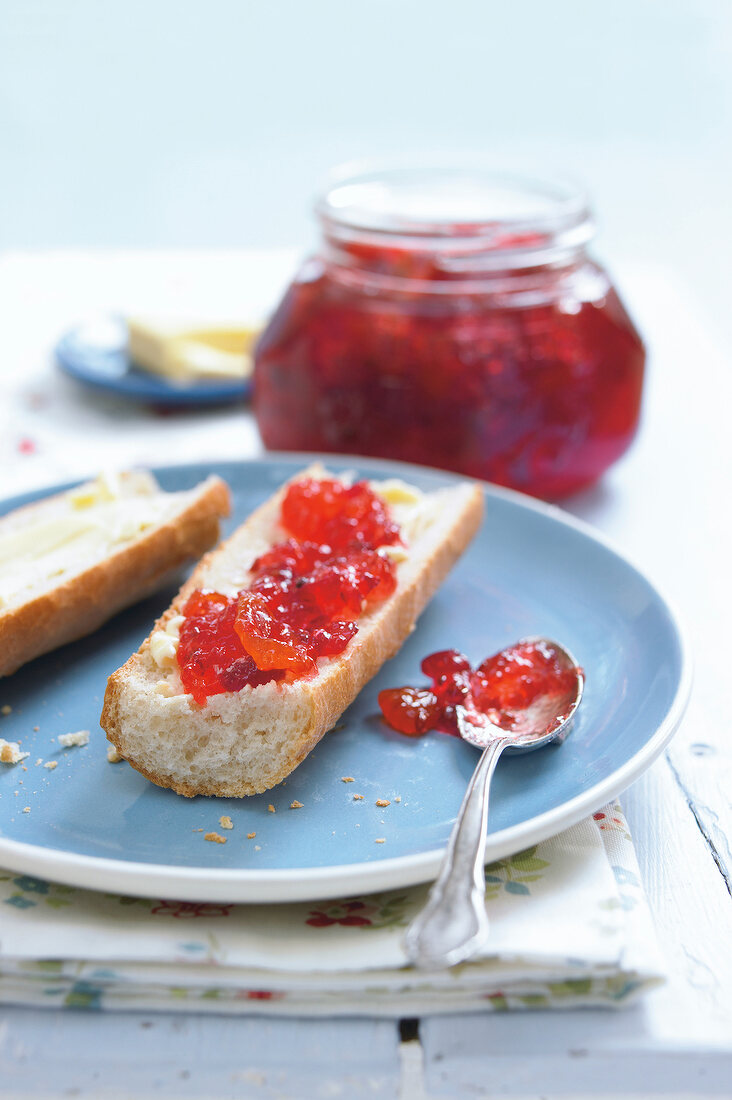 Knuspriges Baguette mit Butter und Johannisbeer-Kumquat-Konfitüre