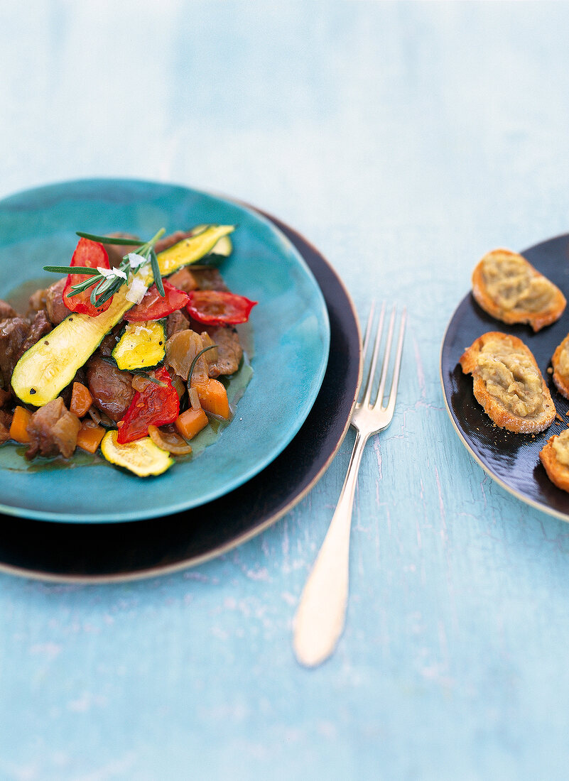 Eingemachte Lammschulter mit Auber- ginenkaviar und getrockneten Tomaten