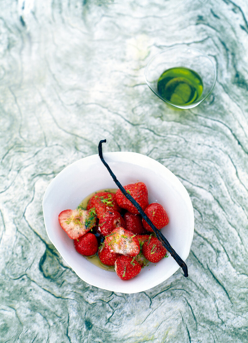 Strawberries with vanilla and olive oil in bowl