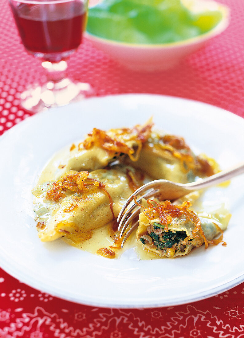 Geschmalzte ravioli served on plate