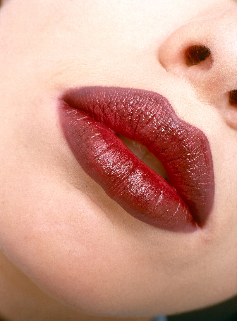 Rot geschminkter Mund einer Frau, Close-up