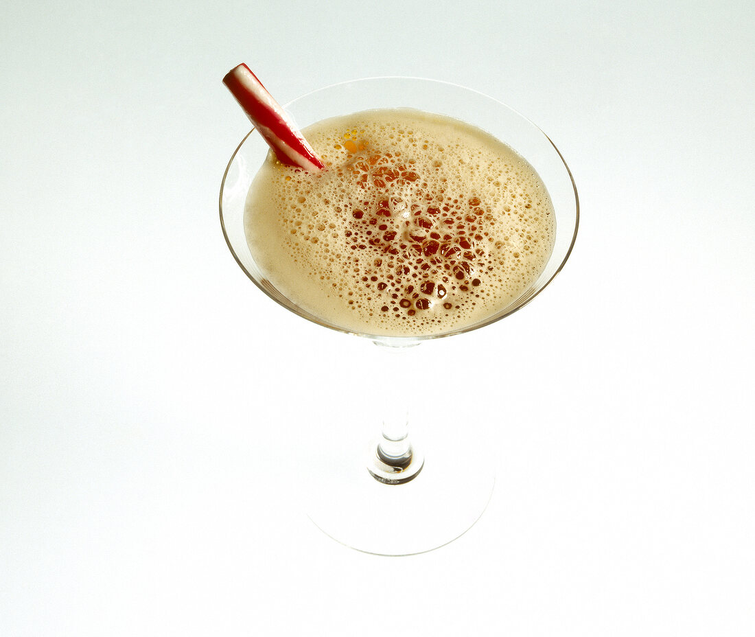 Cocktail "Schlittenfahrt" in einem Cocktailglas mit Zuckerstange
