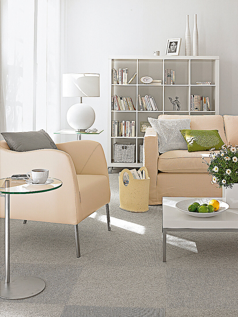 Wohnzimmer mit hellem Sessel und Sofa, Wand + Teppich, weiß, beige