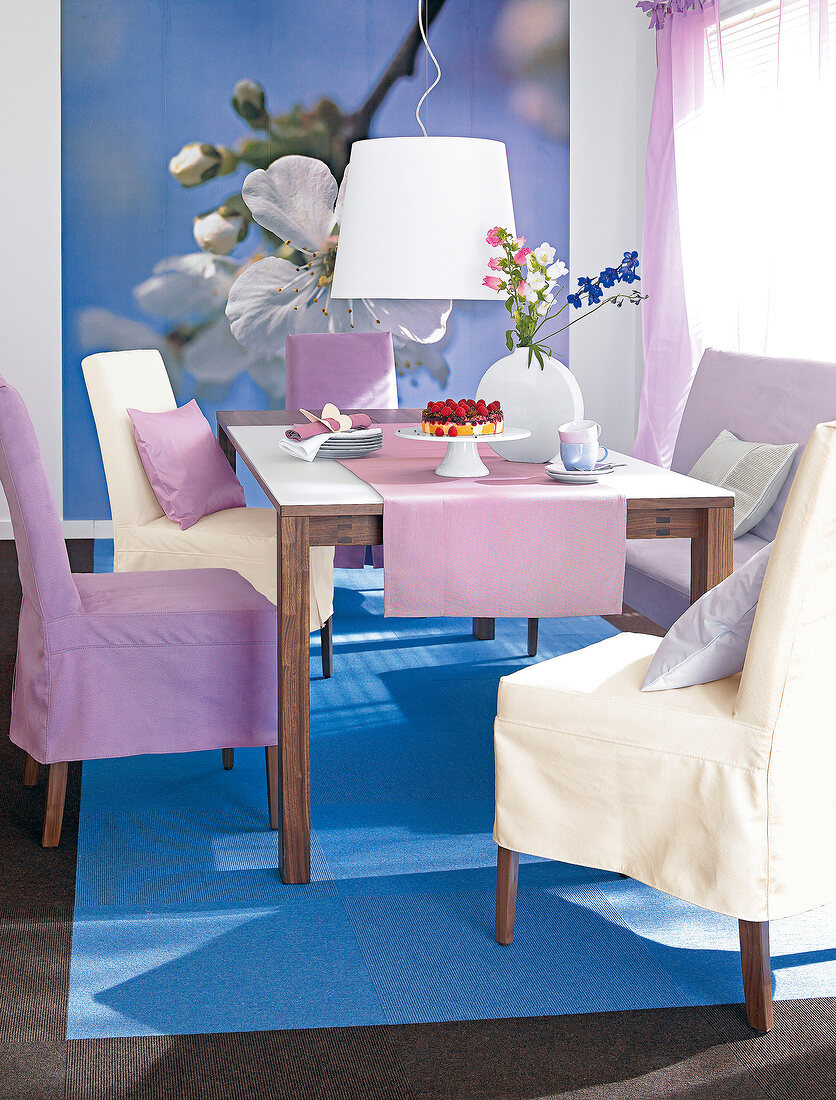 Essplatz in bunt, sanfte Töne Sessel mit Hussen, Teppich in blau