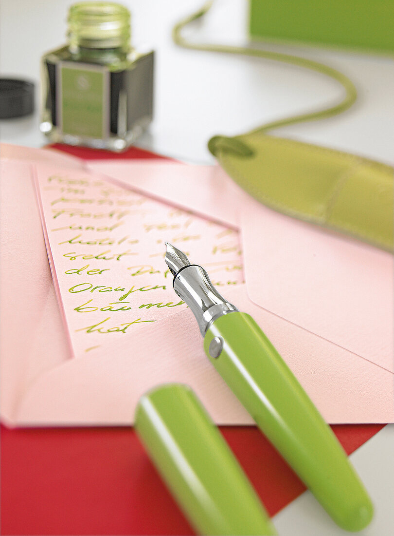 Grünes Schreibset, mit Füller und Tintentopf