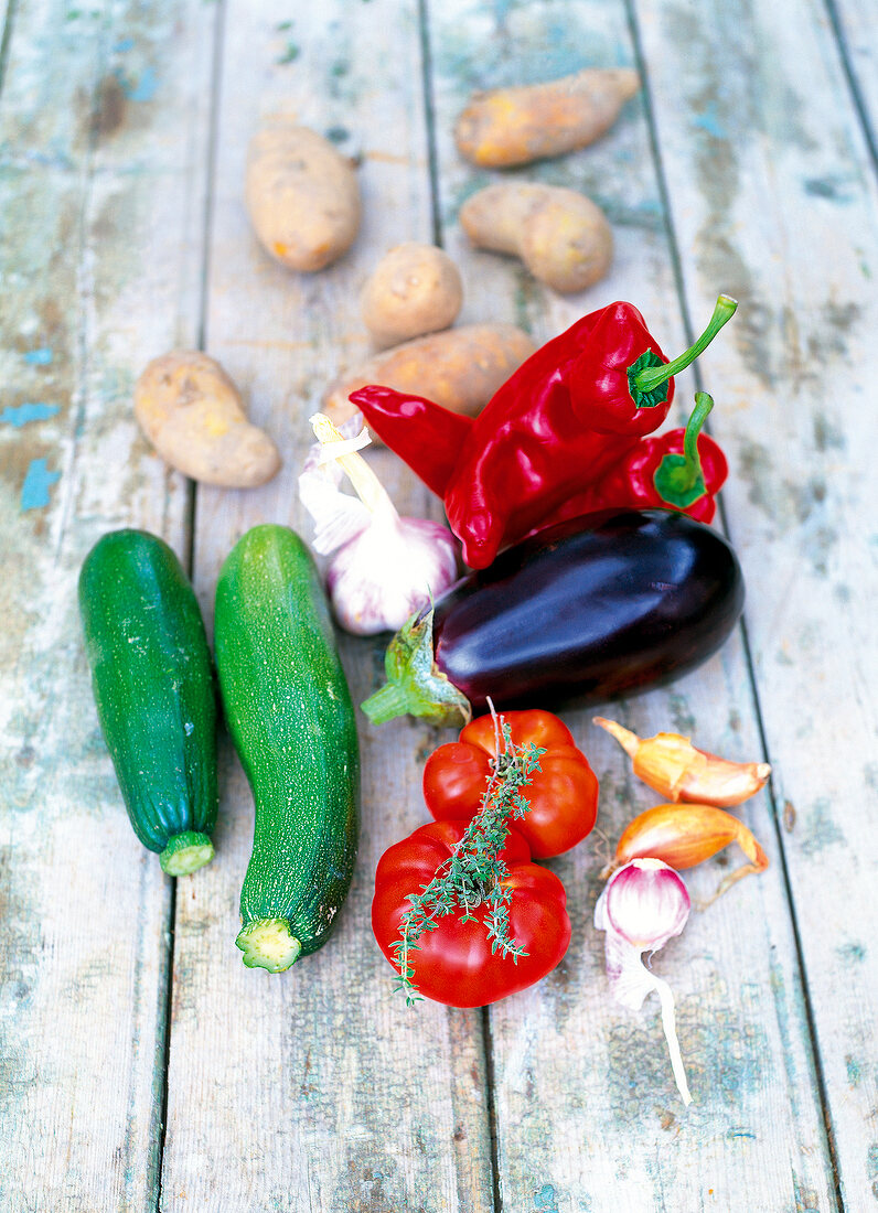 Frisches Gemüse: Tomate, Aubergine, Zucchini, Zwiebeln, Kartoffeln