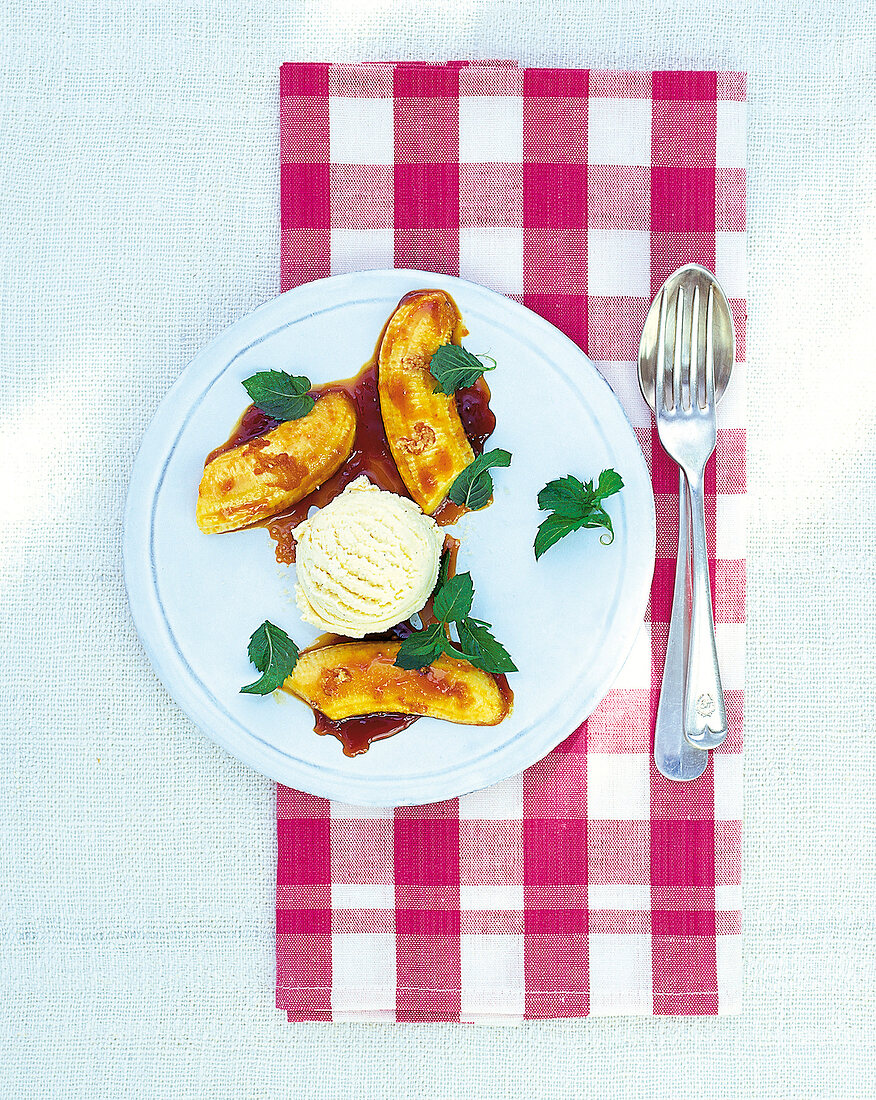 Geschmorte Bananen mit Vanille-Eis auf einer Ingwer-Karamell-Sauce