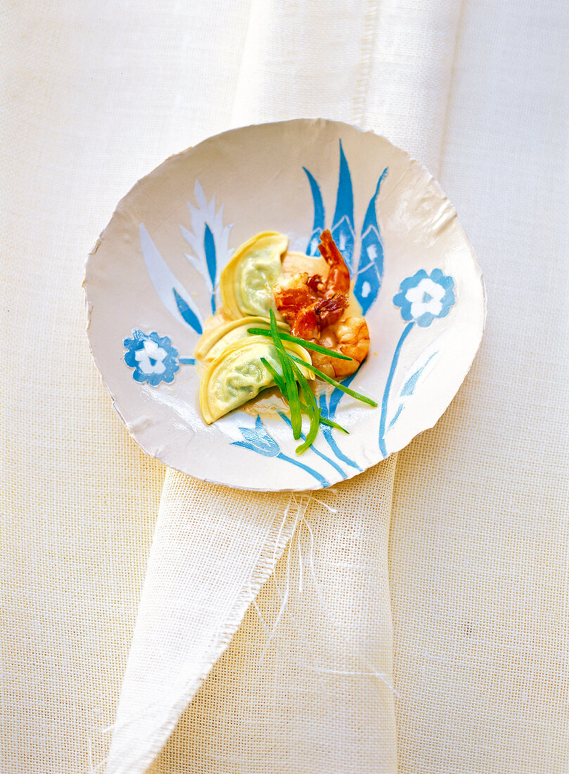 Erbsentortelli mit gebratenen Gambas und Zitronen-Peperoncino-Schaum