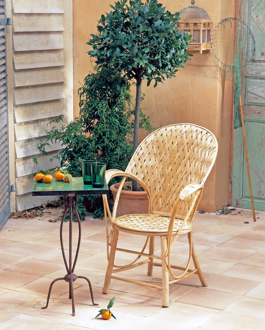 Gartenterrasse: Stuhl mit  einem Geflecht aus Kastanienrinde
