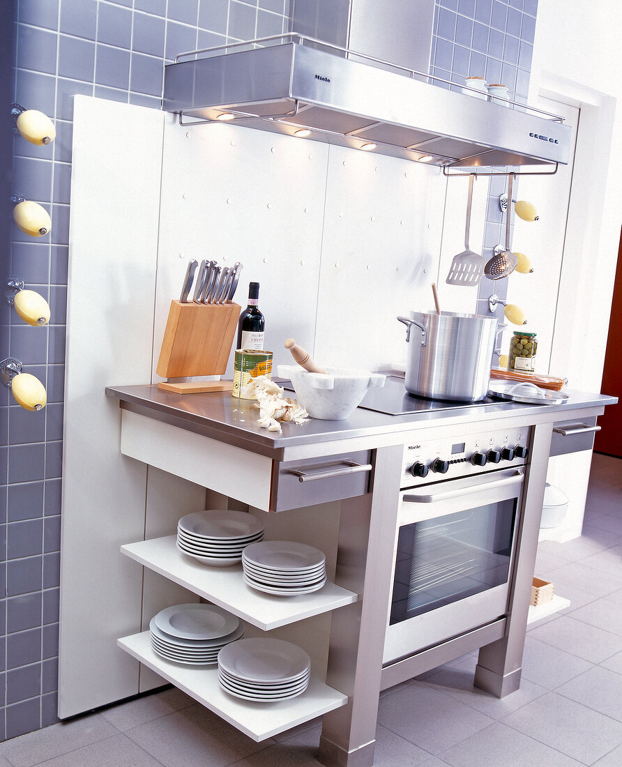 Kitchen module with integrated cooker and large storage area
