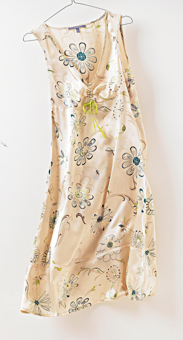 Sommerkleid, helles Seidenkleid mit Blumenmuster, beige