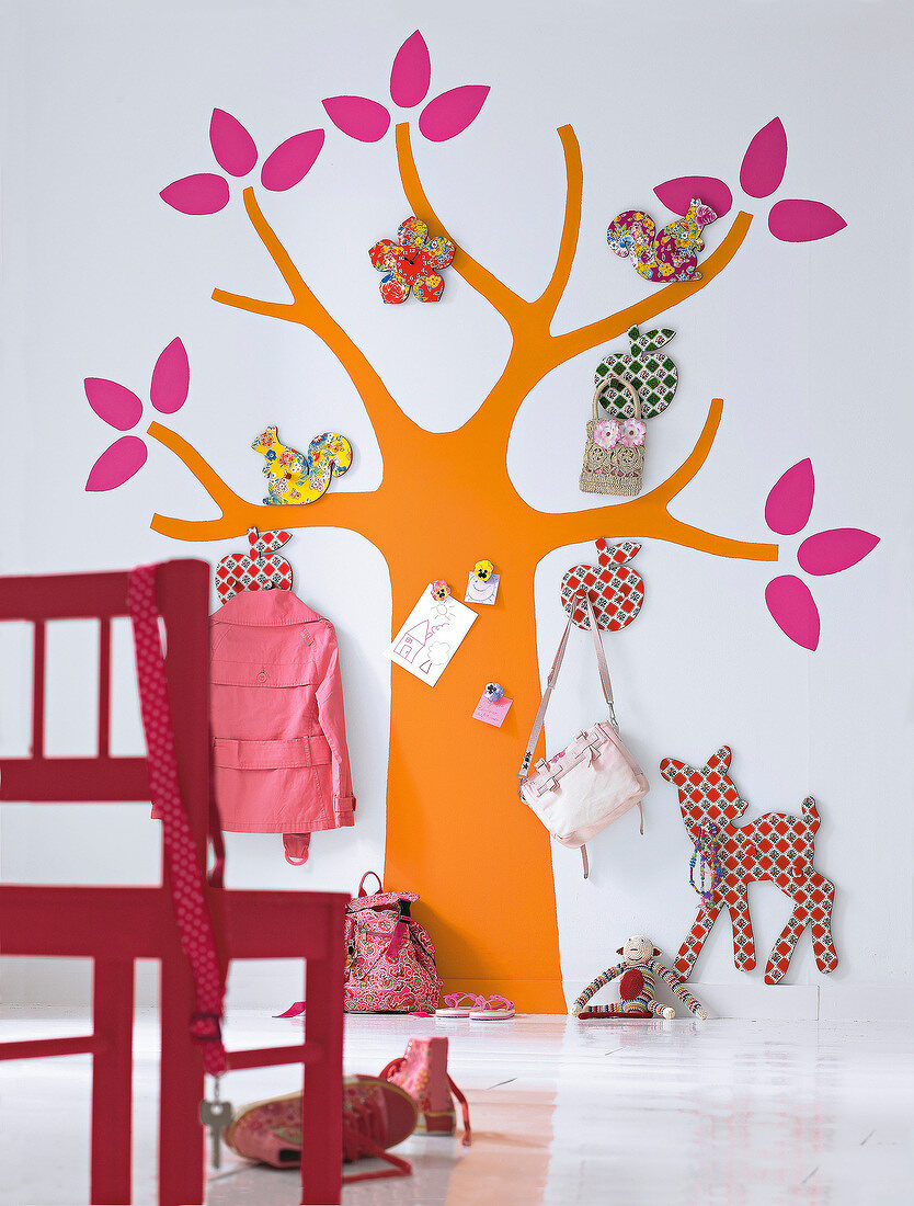 Kinderzimmerwand mit aufgemaltem Baum, verschiedene Motive