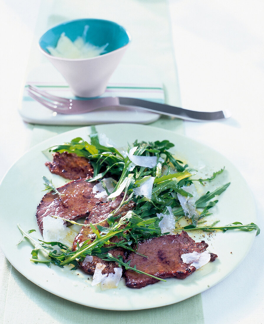 Rinderfilet auf Rucolasalat mit Parmesan