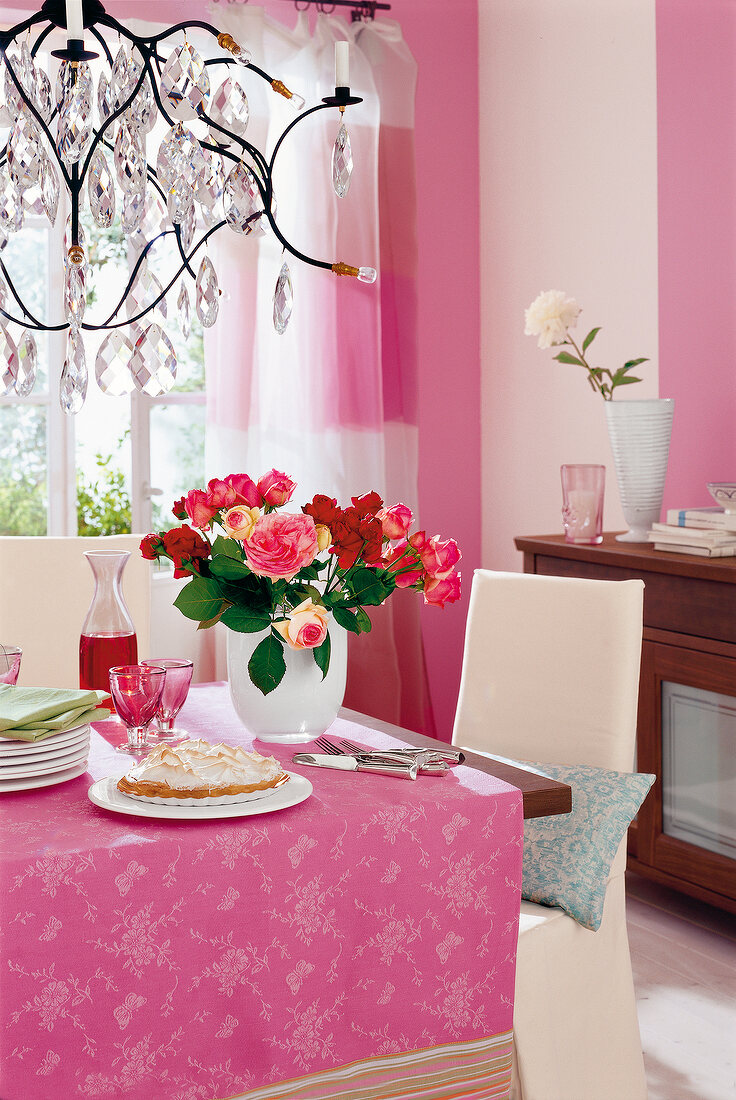 gedeckter Tisch, Kaffeetafel mit frischen Blumen, Rosen, rosa Decke