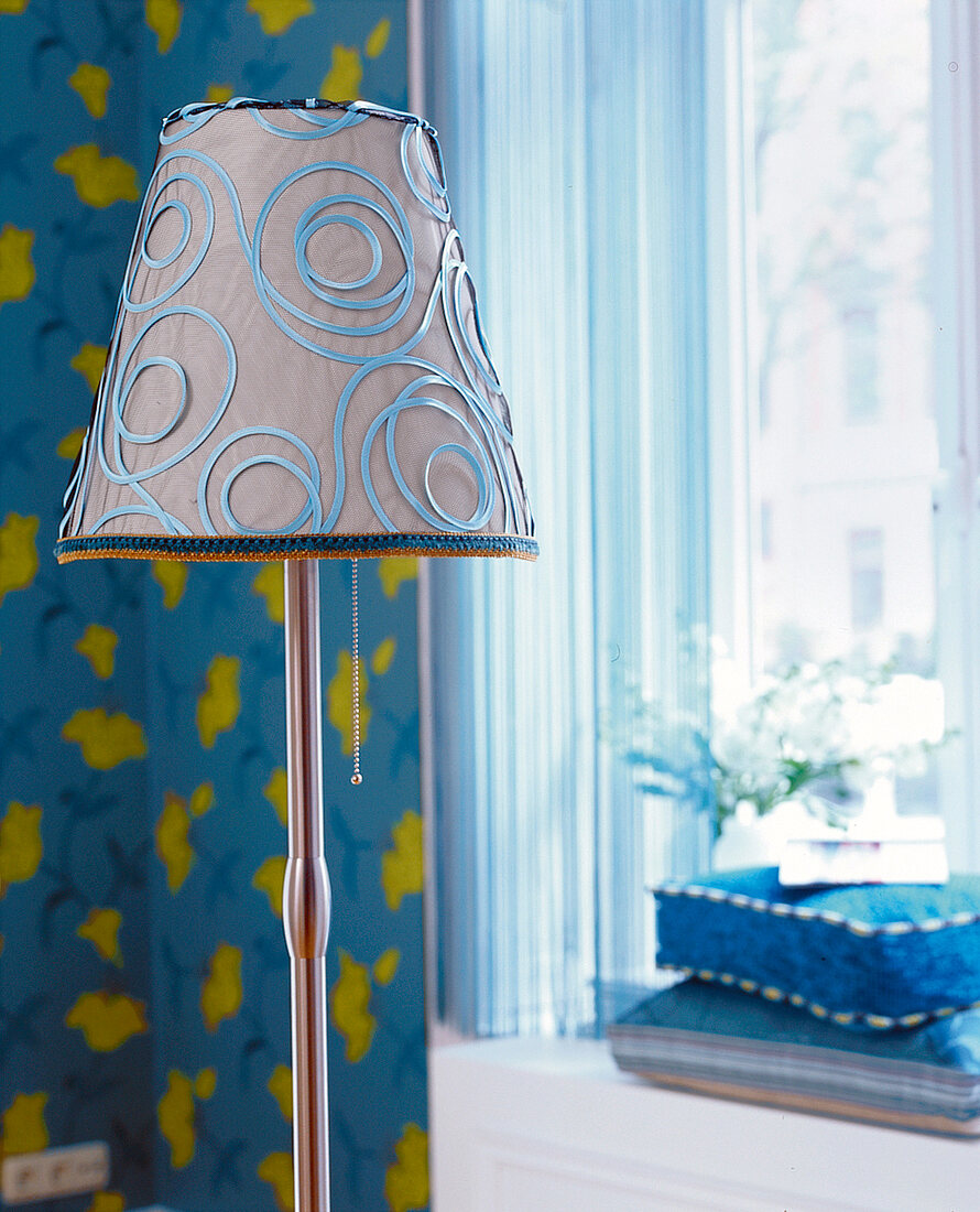 elegante Lampe, Lampenschirm mit blauem Muster, Kreise