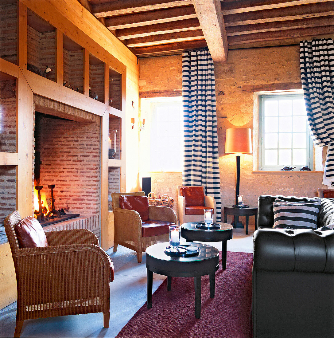 Lounge von einem Hotel. ehemaliges Kloster Orsan, Kamin, Stühle, Sofa