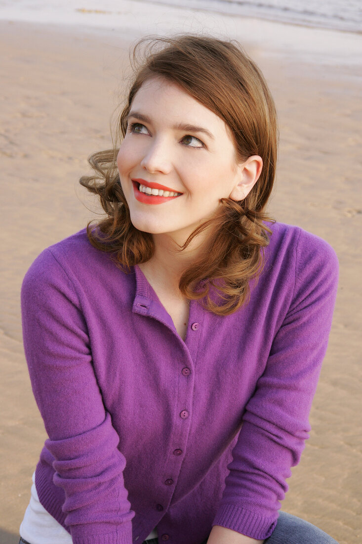 Janine Frau hockend am Strand