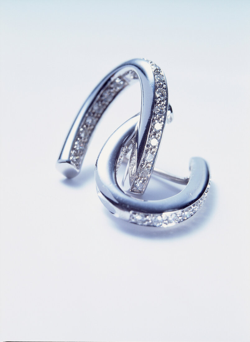 Weißgold-Ohrringe mit Diamanten. - Freisteller.