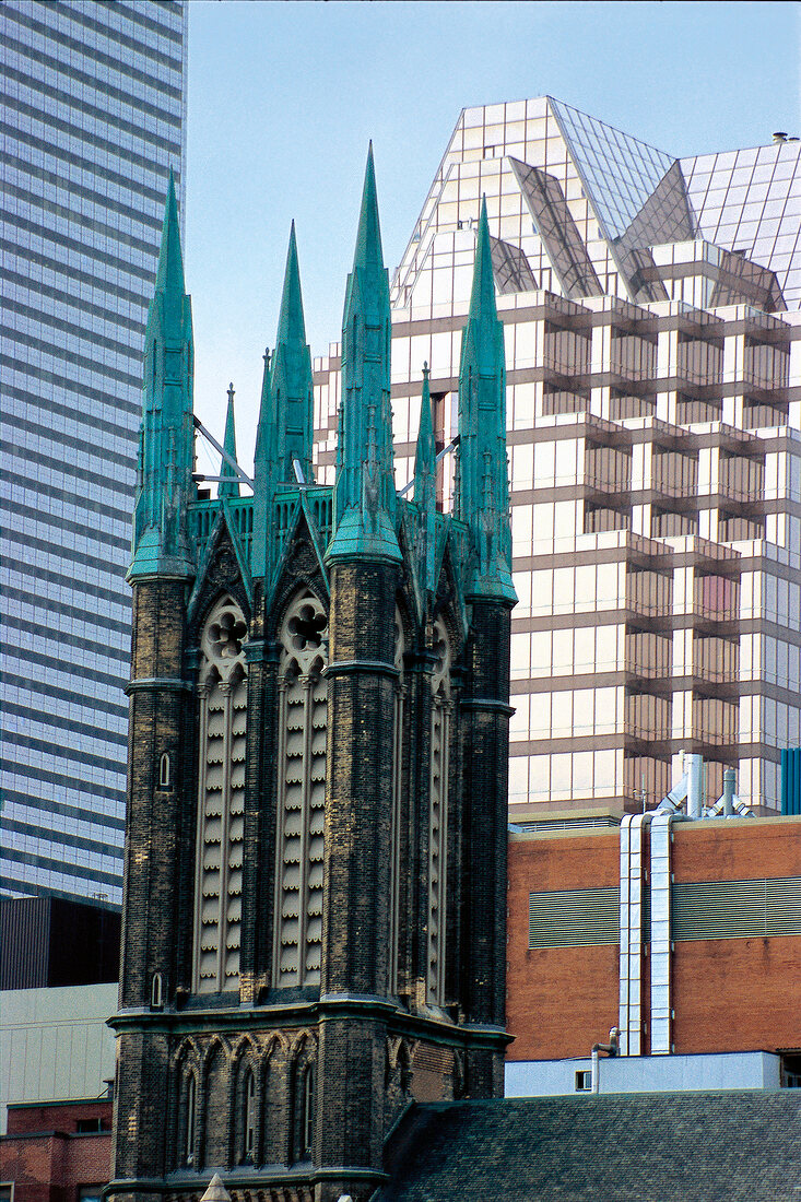 Wolkenkratzer umringen Torontos St. Michael's Cathedral
