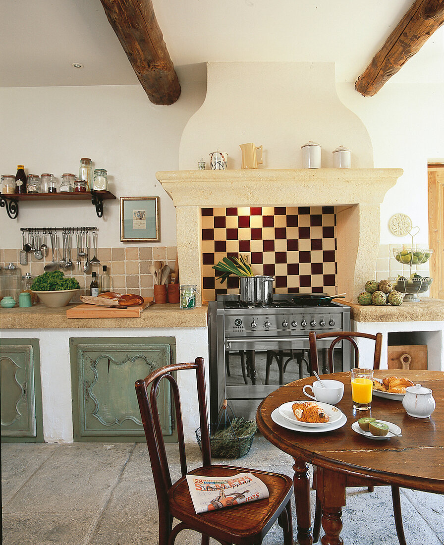 Gemauerte Küchenzeilen, verzierte Kassettentüren, Detail einer Küche